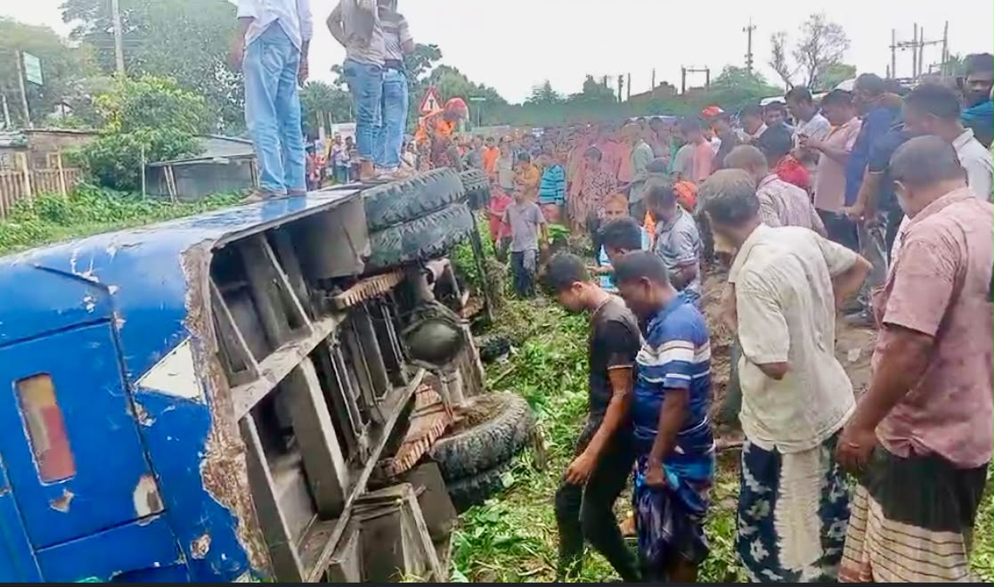 মেহেরপুর শহরে ইউটার্নের সময় ট্রাকের ধাক্কায় খাদে যাত্রীবাহী বাস।