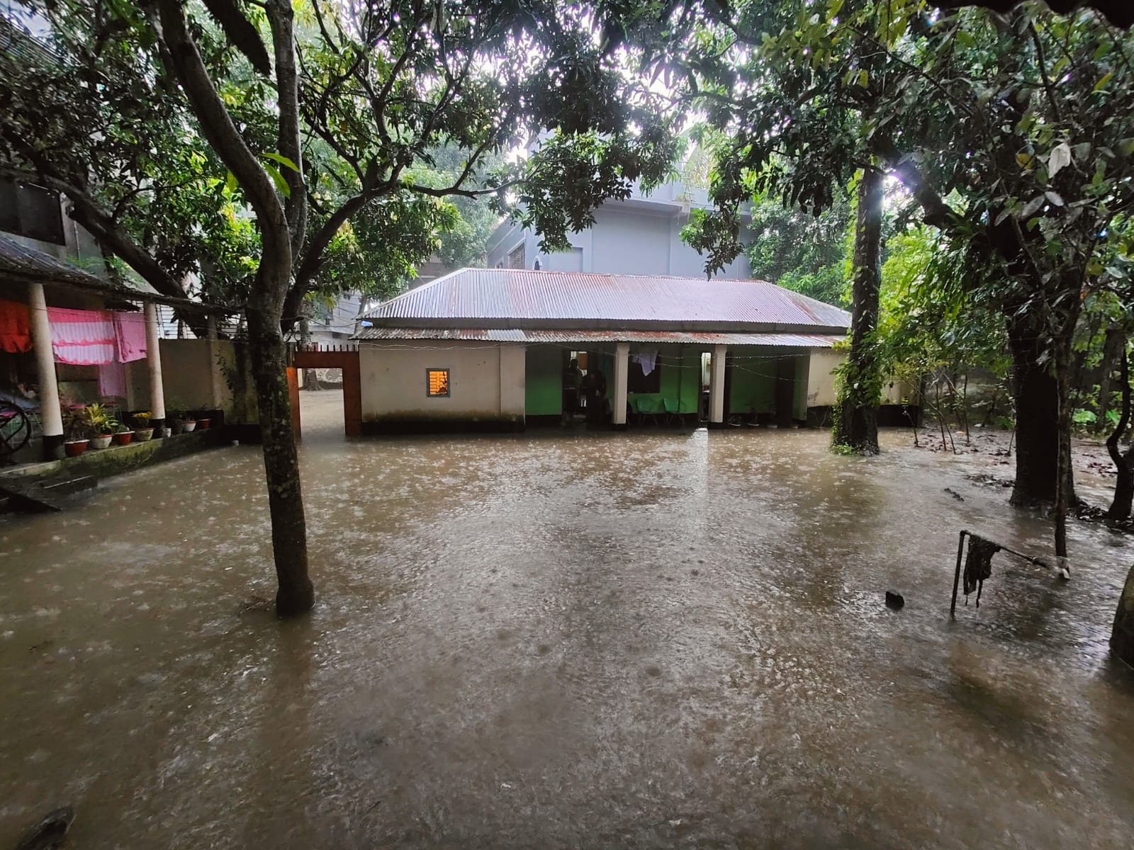 সিরাজগঞ্জে সামান্য বৃষ্টিতেই ডুবে যায় ধানবান্ধি মহল্লা, চরম দুর্ভোগে এলাকাবাসী