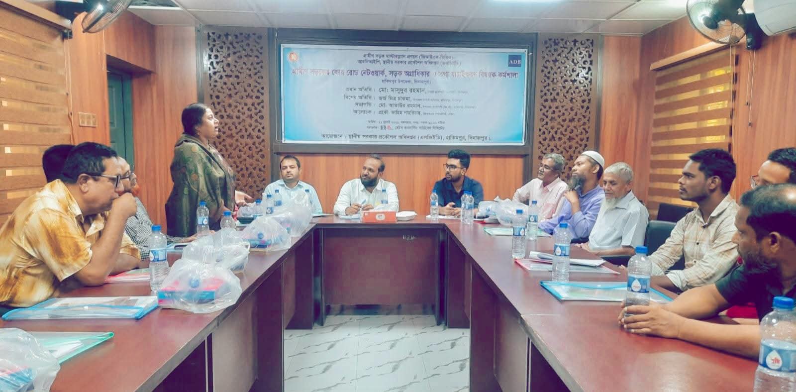 হাকিমপুর হিলিতে গ্রামীণ সড়কের কোর রোড নেটওয়ার্ক বিষয়ক কর্মশালা অনুষ্ঠিত