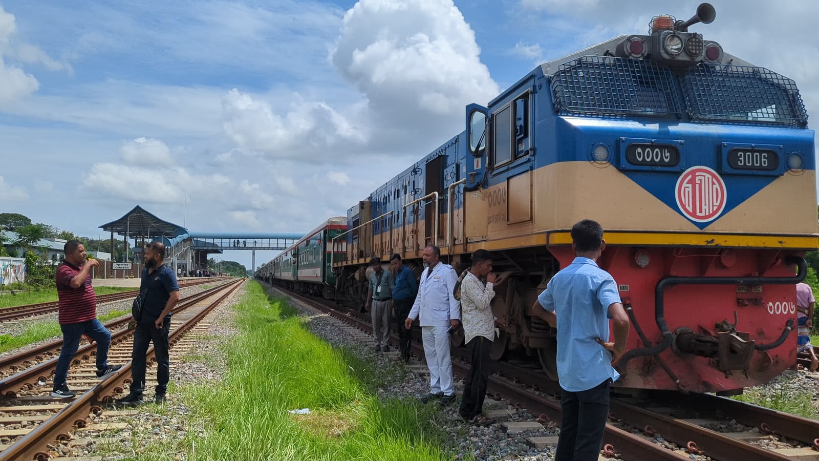 কারিগরি ত্রুটিতে কসবায় আটকে সোনার বাংলা এক্সপ্রেস, দুর্ভোগে শতাধিক যাত্রী 