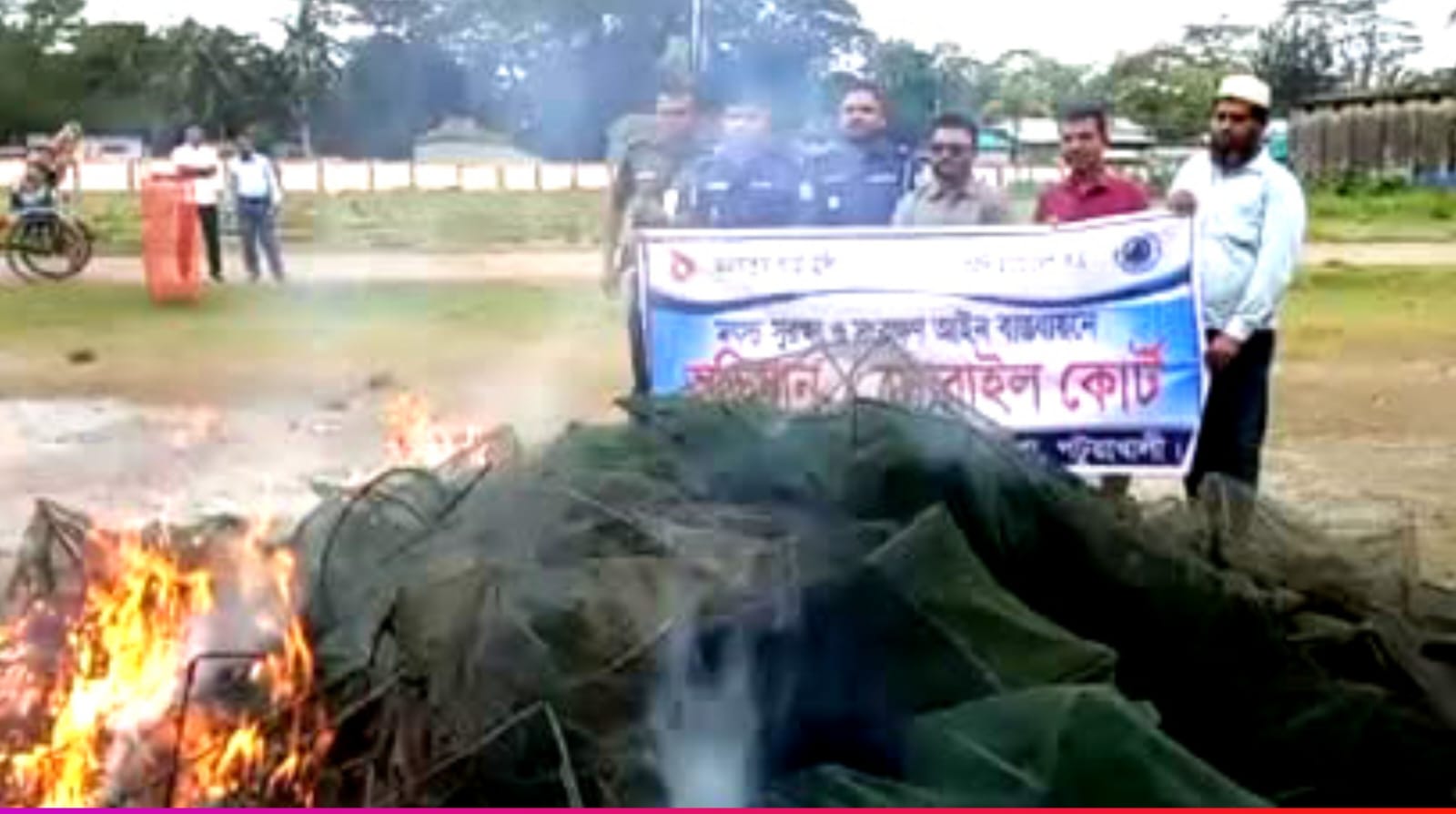 গলাচিপায় যৌথ অভিযানে ৩০টি নিষিদ্ধ চায়না দুয়ারী জাল জব্দ, আগুনে পুড়িয়ে ধ্বংস।