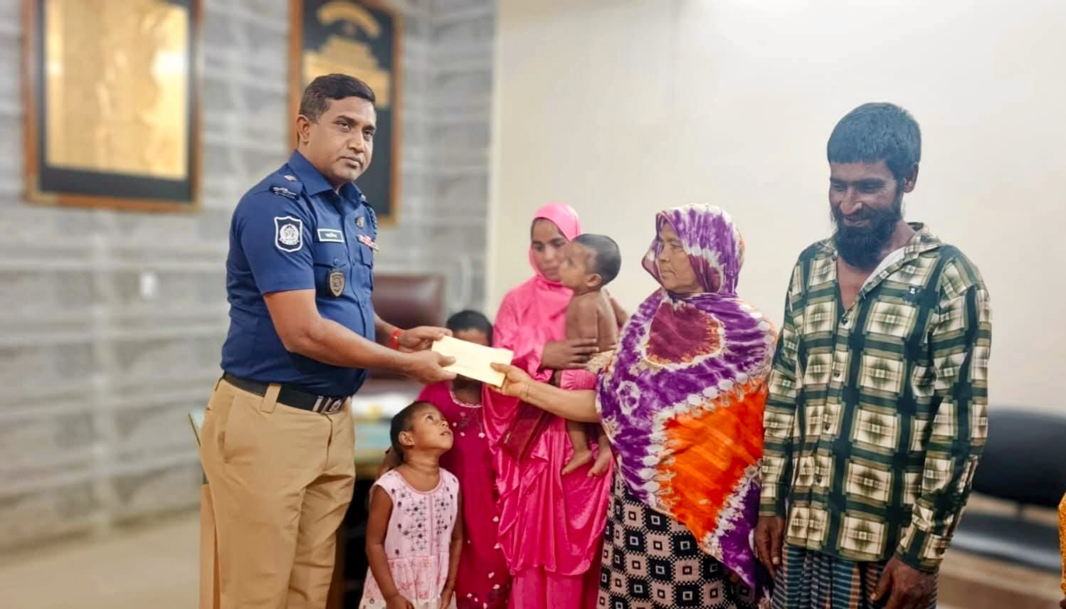 হাকিমপুর হিলিতে রাস্তার পাশে রেখে দুই শিশুর পরিবারকে আর্থিক সহযোগিতা করলেন ওসি জাকির হোসেন