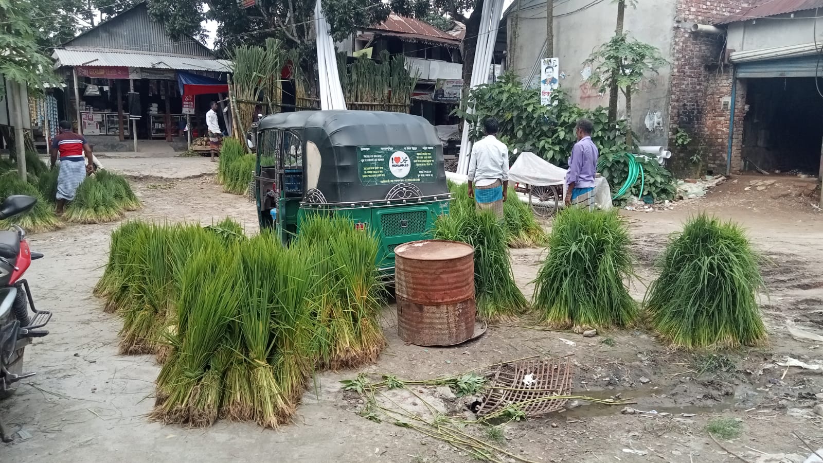 চরভাগায় জমে উঠেছে বর্ষা মৌসুমের বোরো ধানের চারা বেচাকেনা, কৃষকদের ব্যাপক সমাগম  আল আমীন সরদার ভেদরগঞ্জ ( শরীয়তপুর) প্রতিনিধি শরীয়তপুরের সখিপুর থানার চরভাগা ইউনিয়নের মমিন আলী মোল্লার বাজারে বর্ষা মৌসুমকে কেন্দ্র করে জমে উঠেছে বোরো ধানের চারা বেচাকেনা। প্রত