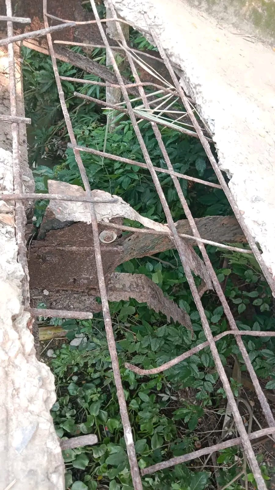 কাজিরহাটে ব্যাংকেরহাট বাজারেরসেতুতে বাড়ছে দুর্ঘটনার শঙ্কা, দ্রুত নির্মাণের আহ্বান।