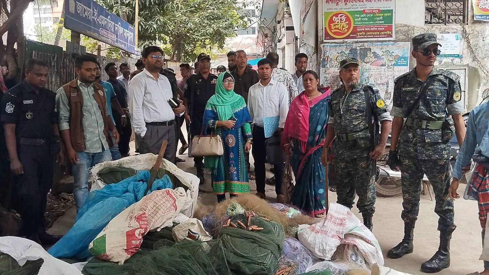 নরসিংদী  সদর, মাধবদী বাজার  জলপট্টি অভিযান  চালিয়ে, অবৈধ চায়না রিং জাল ও কারেন্ট জাল জব্দ।