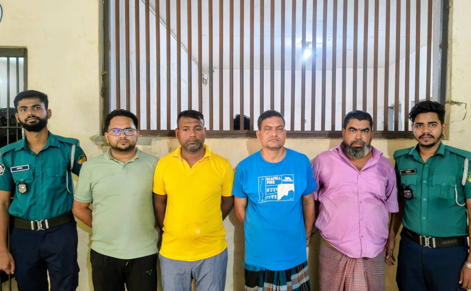 টঙ্গী পশ্চিম থানা পুলিশের অভিযানে অস্ত্রধারী, মাদক ব্যবসায়ী ও বিভিন্ন মামলার ১০ আসামি গ্রেপ্তার  নিজস্ব প্রতিনিধি, গাজীপুর | মোঃ ফরিদ হোসেন  গাজীপুর মেট্রোপলিটন পুলিশের (জিএমপি) অপরাধ দক্ষিণ বিভাগের টঙ্গী পশ্চিম থানা পুলিশ ২৯ জুলাই ২০২৬ তারিখে থানা এলাকায়