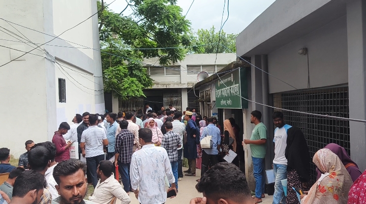 রাণীনগরে ফ্যামিলি কার্ড তথ্য শুমারির নিয়োগ পরীক্ষা অনুষ্ঠিত