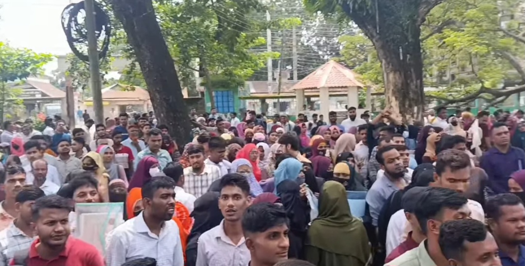 ফ্যামিলি কার্ড প্রকল্পে চাকরির তীব্র প্রতিযোগিতা ৯৮ পদের জন্য লড়ছেন ১,০৪২ প্রার্থী