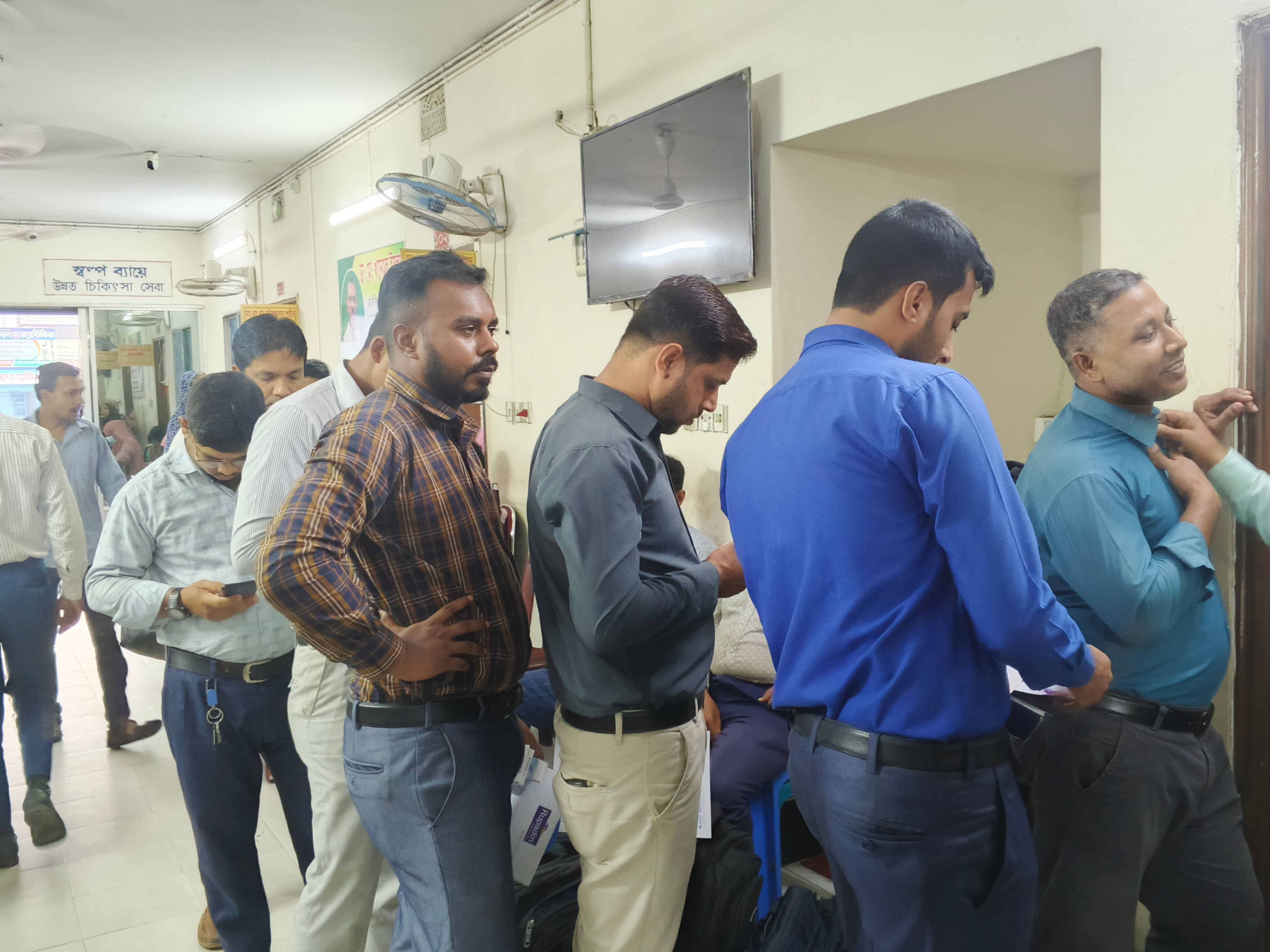 কর্মচাপে নাজেহাল ঔষধ কোম্পানির প্রতিনিধিরা, মানবিক কর্মপরিবেশের দাবি।