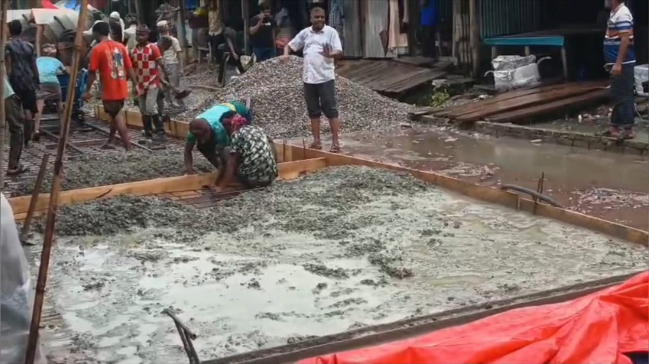 গলাচিপায় বৃষ্টির মধ্যেই রাস্তা ঢালাই, ক্ষুব্ধ এলাকাবাসী।