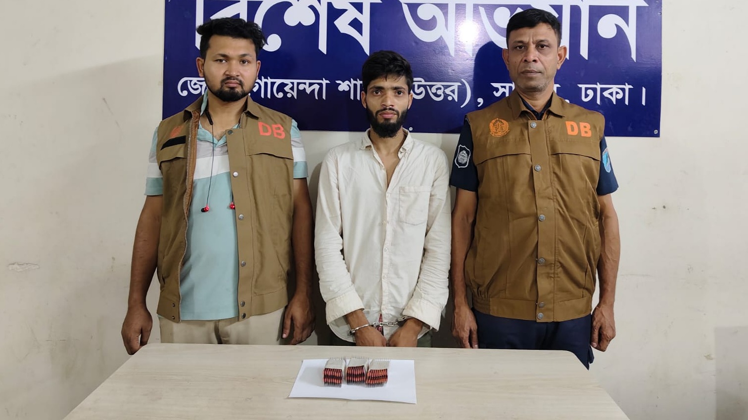 সাভারে ডিবির জালে মাদক ব্যবসায়ী, উদ্ধার ৩০০ ট্যাপেন্টাডল