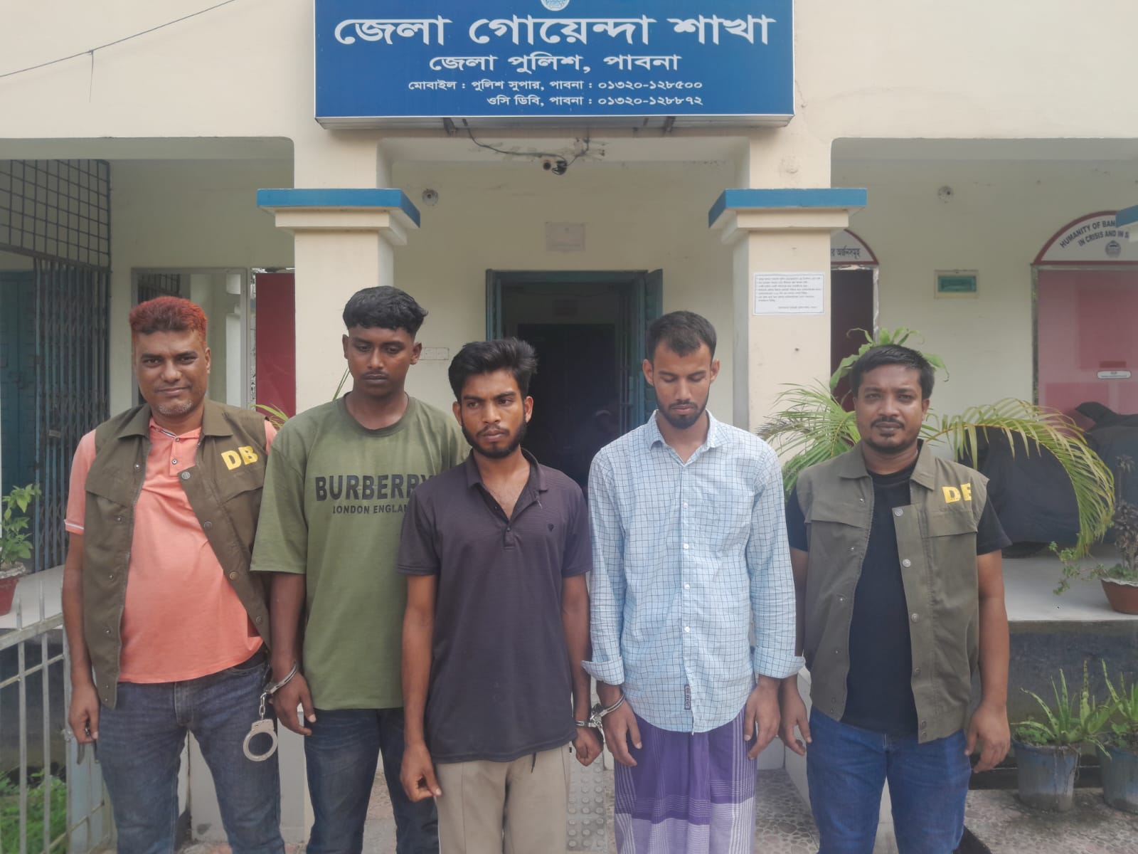 পাবনায় গৃহবধূকে সংঘবদ্ধ ধর্ষণ, ভিডিও ধারণ করে ব্ল্যাকমেইল; চাঁদাবাজির মামলায় ৩ জন গ্রেপ্তার