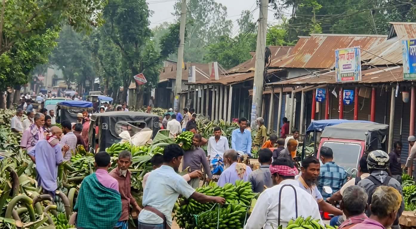 সড়ক দখল করে বসছে হাট-বাজার যানজটে স্থবির জনজীবন, সমাধানের দাবি স্থানীয়দের