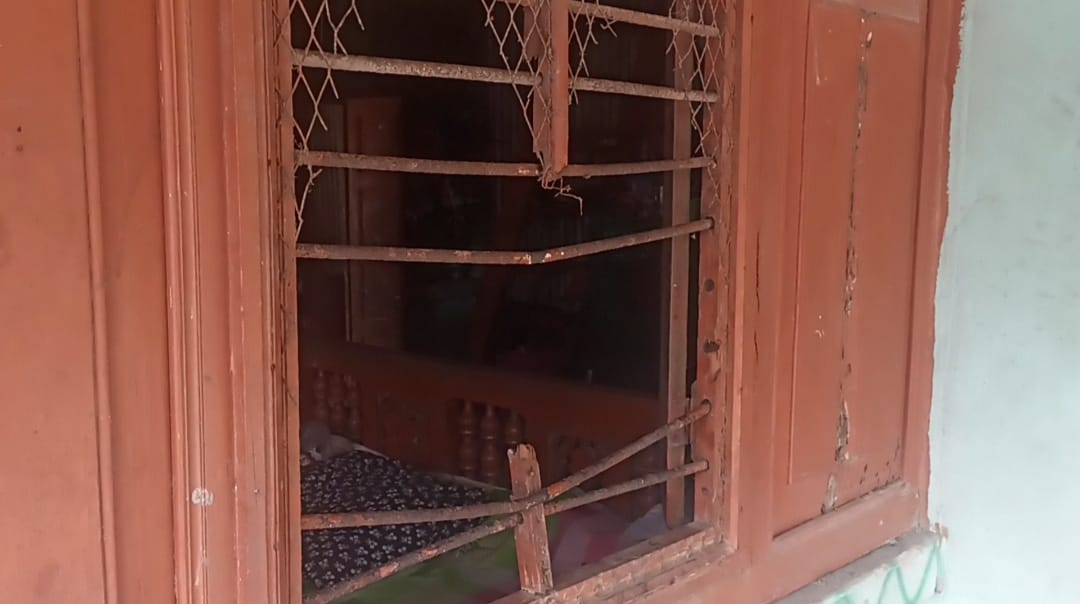 গভীররাতে ঘরের জানালা ভেঙে তুলে নিয়ে  স্কুলছাত্রীকে ধর্ষণের অভিযোগ