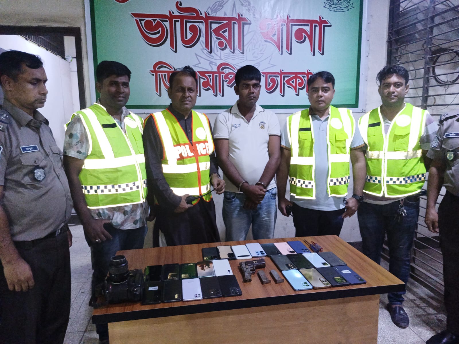 বিদেশি পিস্তল ও ২৫টি চোরাই মোবাইলসহ পেশাদার ছিনতাইকারী গ্রেফতার, ভাটারা থানা পুলিশের অভিযান
