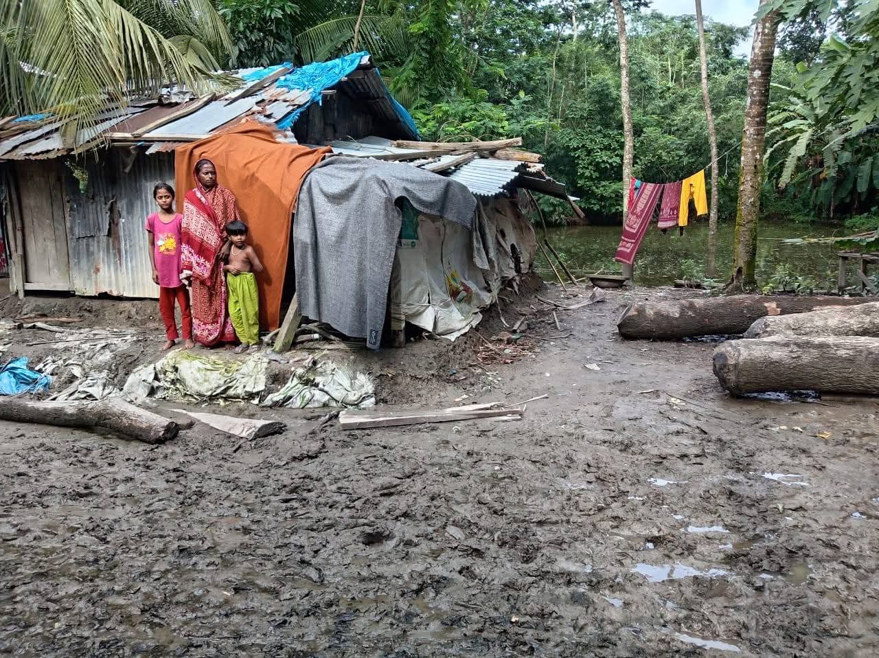 ছেঁড়া কম্বল, মানুষের দেয়া খাবার আর অন্যের সহায়তায় চলছে রেকসনার জীবন: একটু সহায়তার অপেক্ষায়  অসহায় পরিবার।