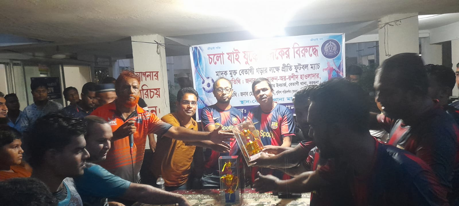 বেতাগীতে মাদকমুক্ত গড়ার প্রত্যয়ে পুলিশ-জনতার প্রীতি ফুটবল ম্যাচ