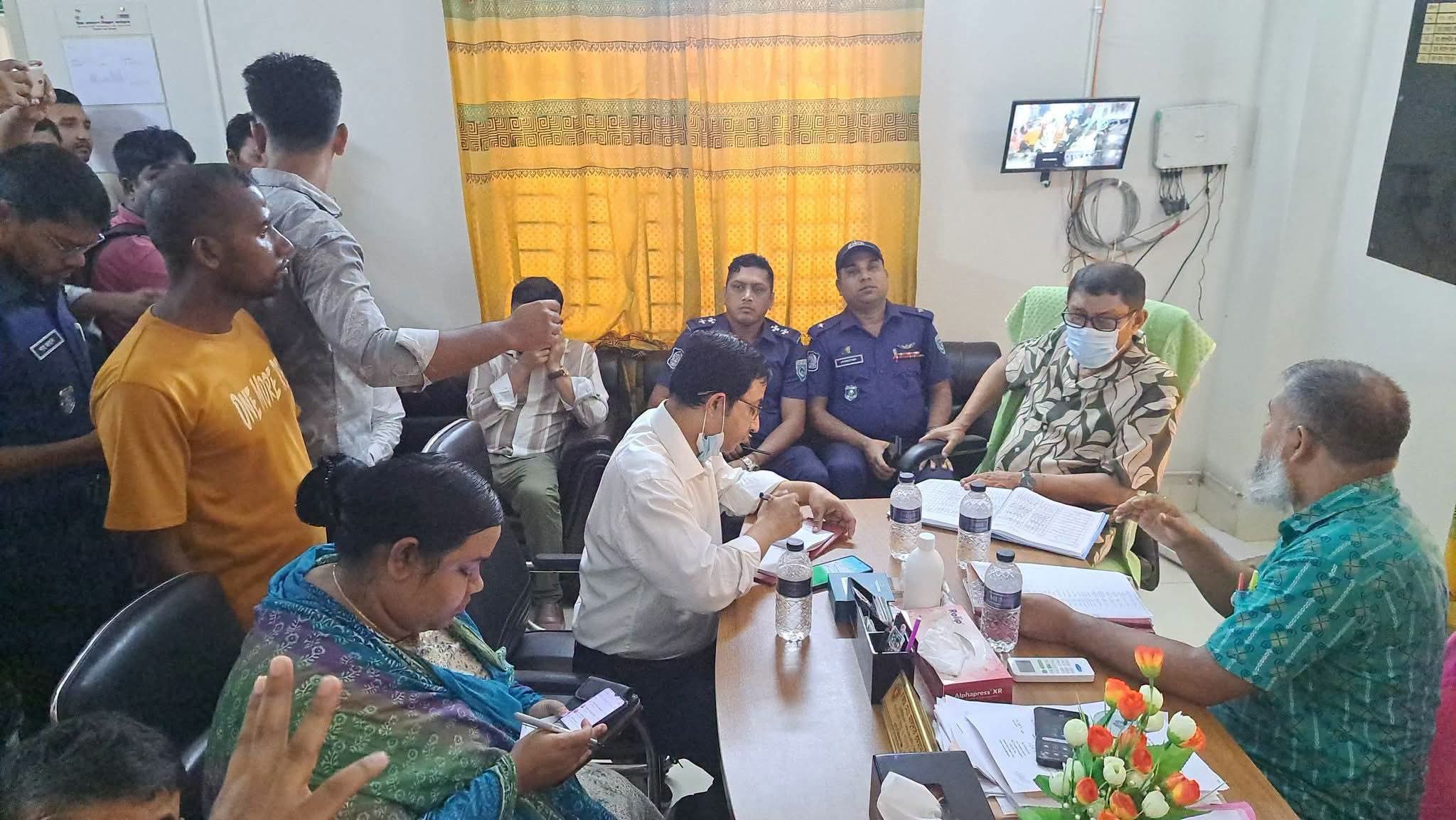 গোবিন্দগঞ্জ হাসপাতালে হঠাৎ গিয়ে যা করলেন স্বাস্থ্যমন্ত্রী: সাধারণ মানুষের চোখে এখন তিনি ‘সুপার হিরো’