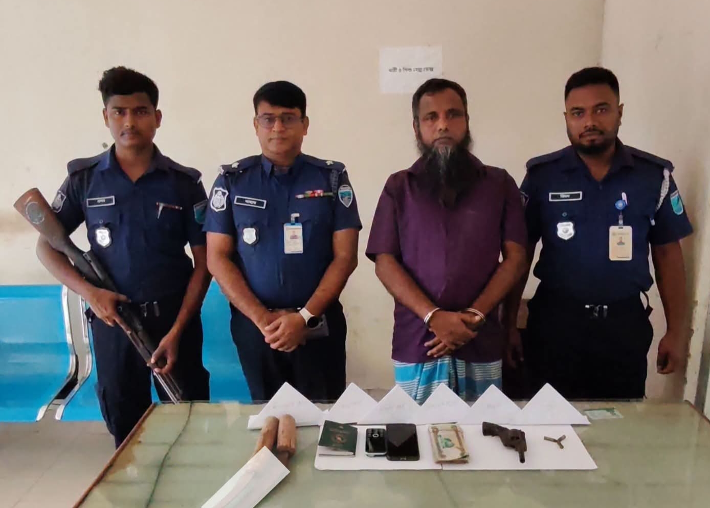 নড়িয়ায় পুলিশের অভিযানে বিদেশি রিভলবারসহ অস্ত্র, কার্তুজ ও বিদেশি মুদ্রা উদ্ধার; আটক ১