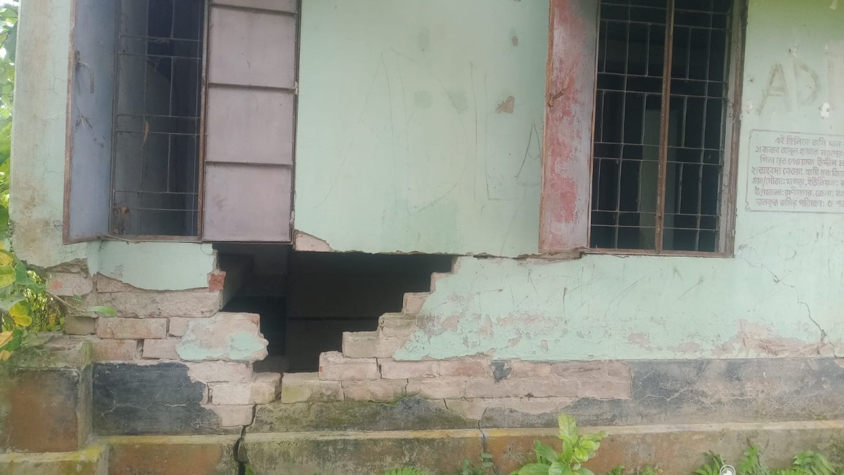 অযত্ন-অবহেলায় জরাজীর্ণ কমিউনিটি ক্লিনিক, দেড় বছর ধরে ভাড়া বাড়িতে স্বাস্থ্যসেবা