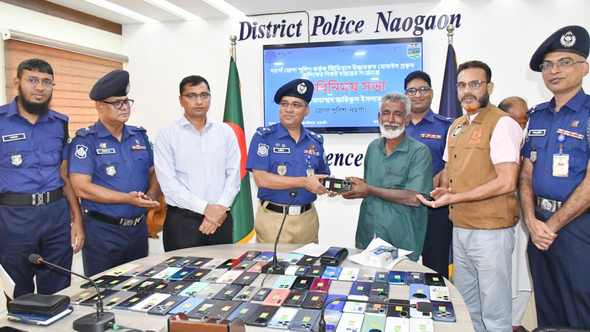 নওগাঁয় পুলিশের অভিযানে উদ্ধার ৮০টি হারানো মোবাইল, প্রকৃত মালিকের কাছে হস্তান্তর
