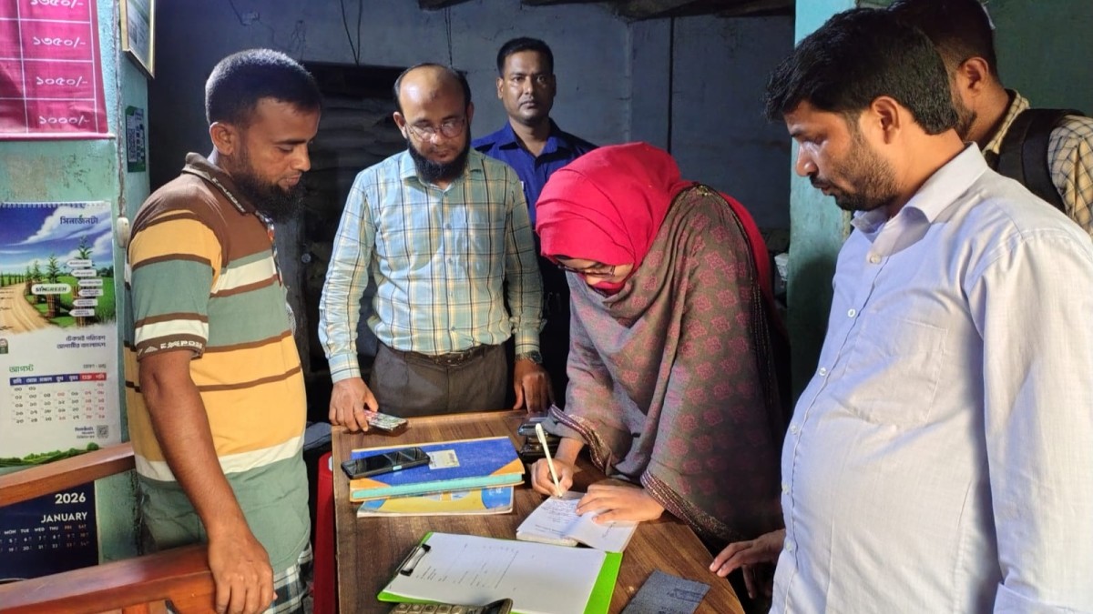 রাণীনগরে বেশি দামে সার বিক্রির অভিযোগে ডিলারকে জরিমানা