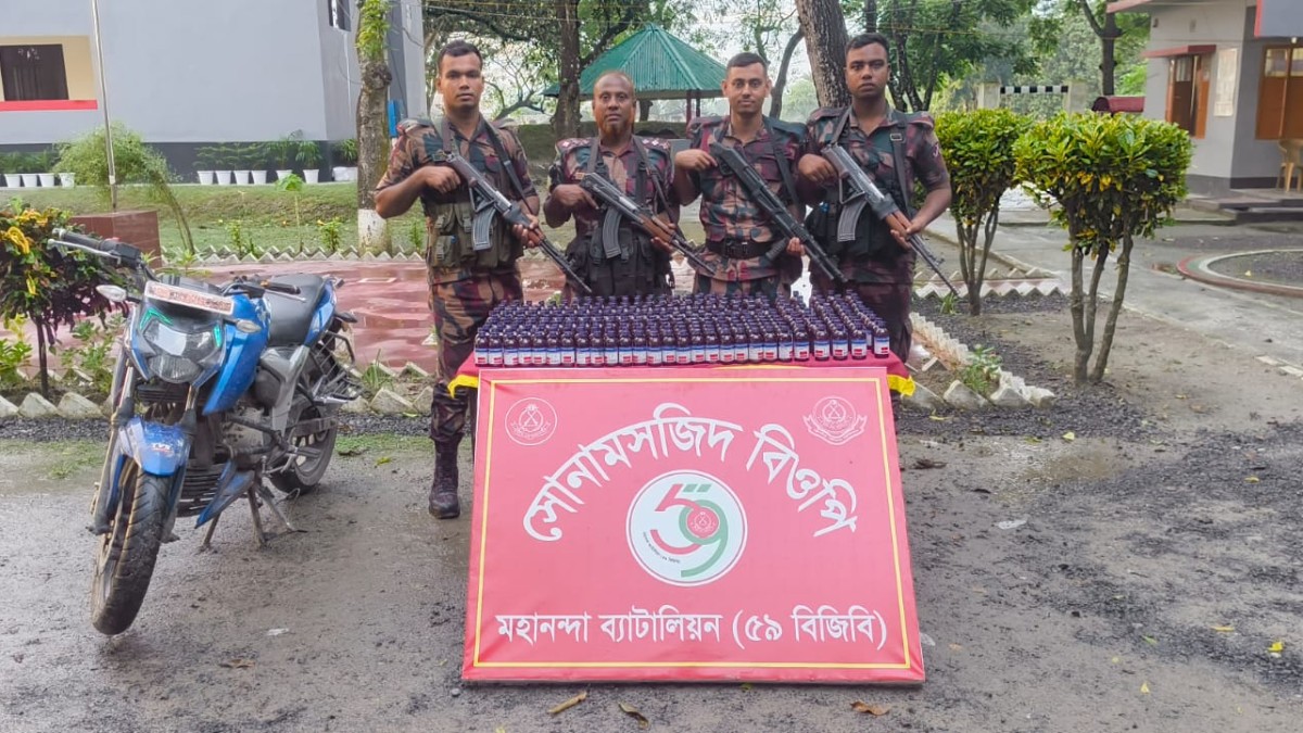শিবগঞ্জ সীমান্তে ৫৯ বিজিবির অভিযান: মালিকবিহীন ২০০+ বোতল ফেন্সিডিল জাতীয় সিরাপ ও মোটরসাইকেল জব্দ
