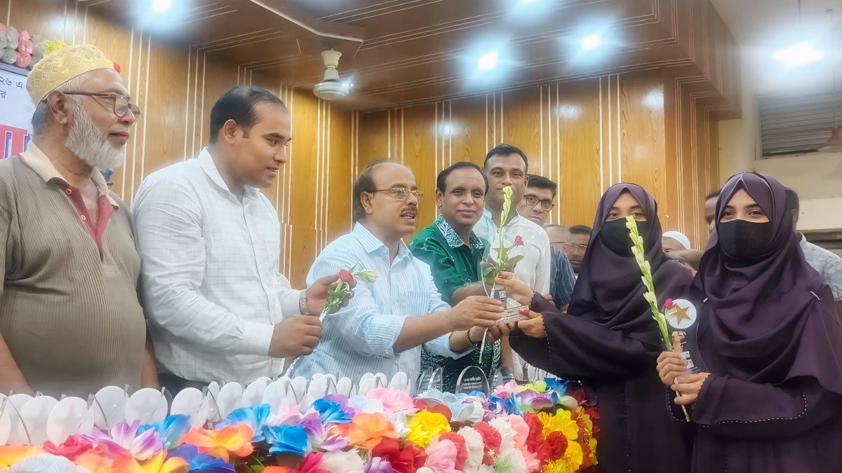 রাণীনগরে যমজ দুই বোন সহ জিপিএ-৫ প্রাপ্ত ৭০ কৃতি শিক্ষার্থীকে সংবর্ধনা প্রদান 