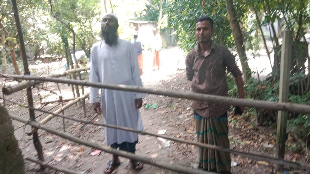 শিবপুরে সড়কে বাঁশের বেড়া, ভোগান্তিতে ৫০ পরিবার