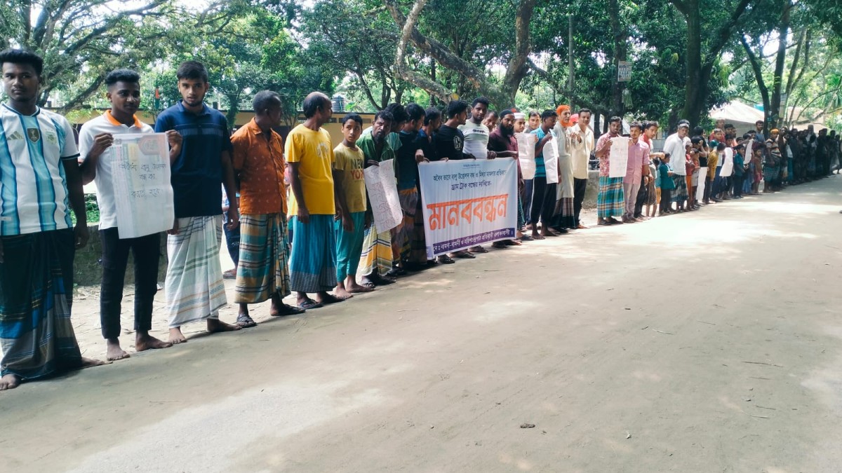 অবৈধ বালু উত্তোলন ও ভারী ড্রামট্রাকে বিপর্যস্ত জনজীবন, জলঢাকায় প্রতিবাদী মানববন্ধন