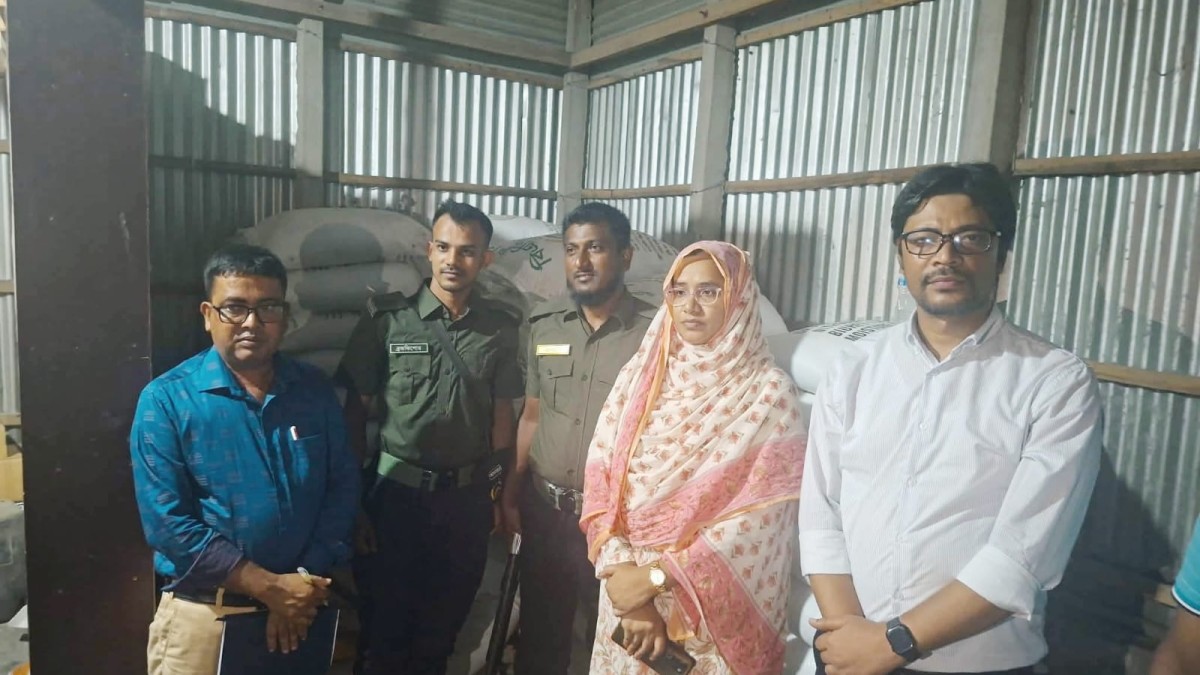 বকশীগঞ্জে অবৈধভাবে মজুদ ৭২ বস্তা সার জব্দ, ব্যবসায়ীকে ২০ হাজার টাকা জরিমানা
