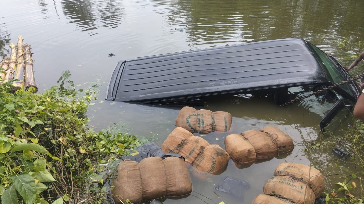 পুলিশের ধাওয়ায় খাদে মাদকবাহী মাইক্রোবাস, উদ্ধার ৯ বস্তা গাঁজা