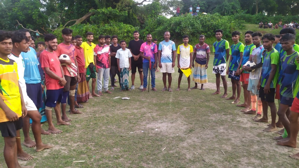 রায়গঞ্জে ব্যতিক্রমী ফুটবল আয়োজনে উন্মাদনায় মাতলেন যুবসমাজ