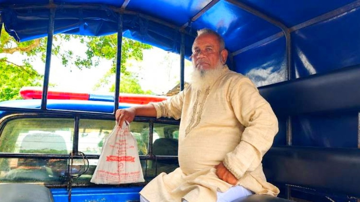 সরকারি সম্পদ চুরির সময় মালামাল সহ চেয়ারম্যানকে আটক করেছে জনতা, উদ্ধার করলো পুলিশ