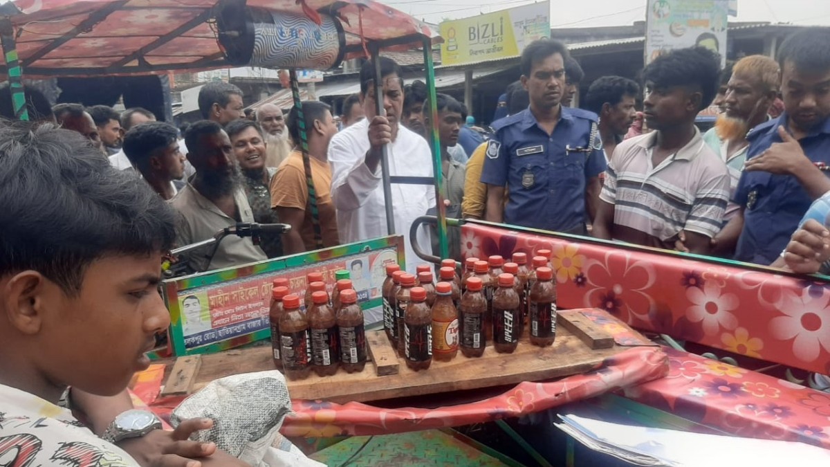 রাণীনগরে নিজস্ব চার্জারভ্যানসহ ২৮ বোতল বাংলা মদ নিয়ে জনতার হাতে যুবক আটক