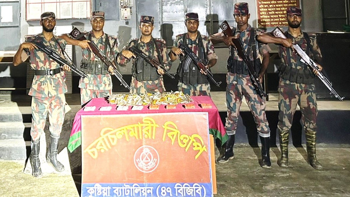 কুষ্টিয়া সীমান্তে বিজিবির পৃথক অভিযানে ১৮ লক্ষাধিক টাকার ভারতীয় মাদকদ্রব্য ও চোরাচালানি মালামাল উদ্ধার