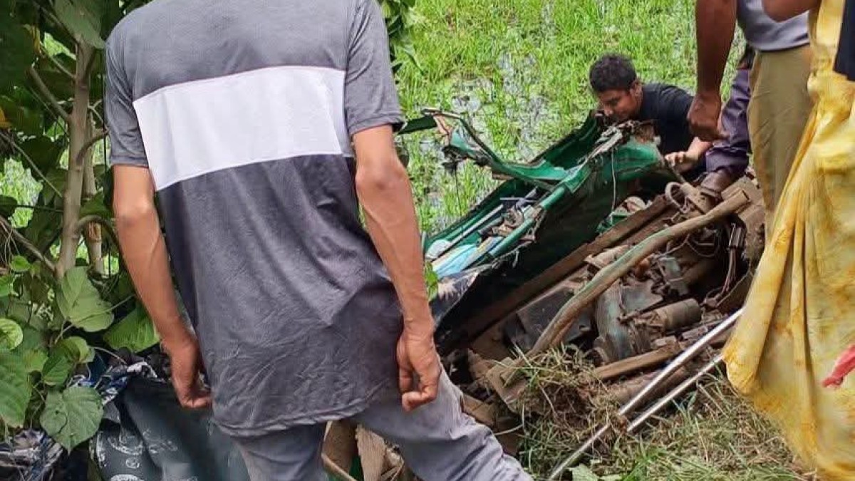 গাজীপুরে সিএনজি-কাভার্ড ভ্যানের মুখোমুখি সংঘর্ষ, নিহত ২