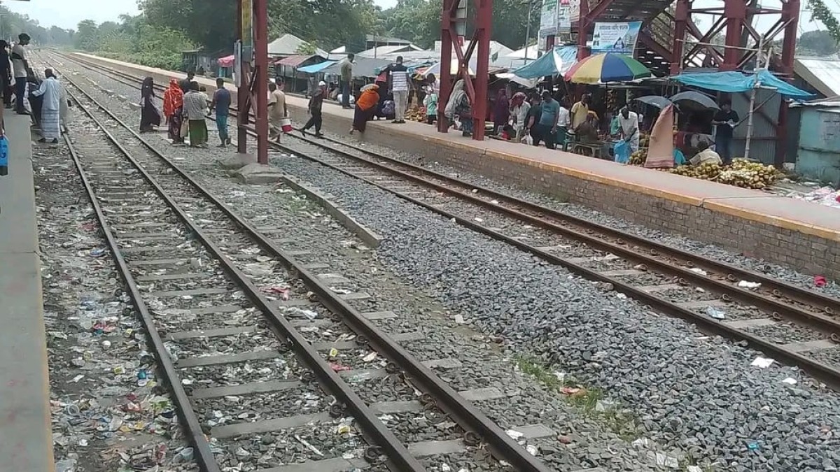 ‎জামতৈল রেলস্টেশনে ফুট ওভারব্রিজে আলো নেই, ঝুঁকি নিয়ে রেললাইন পারাপার