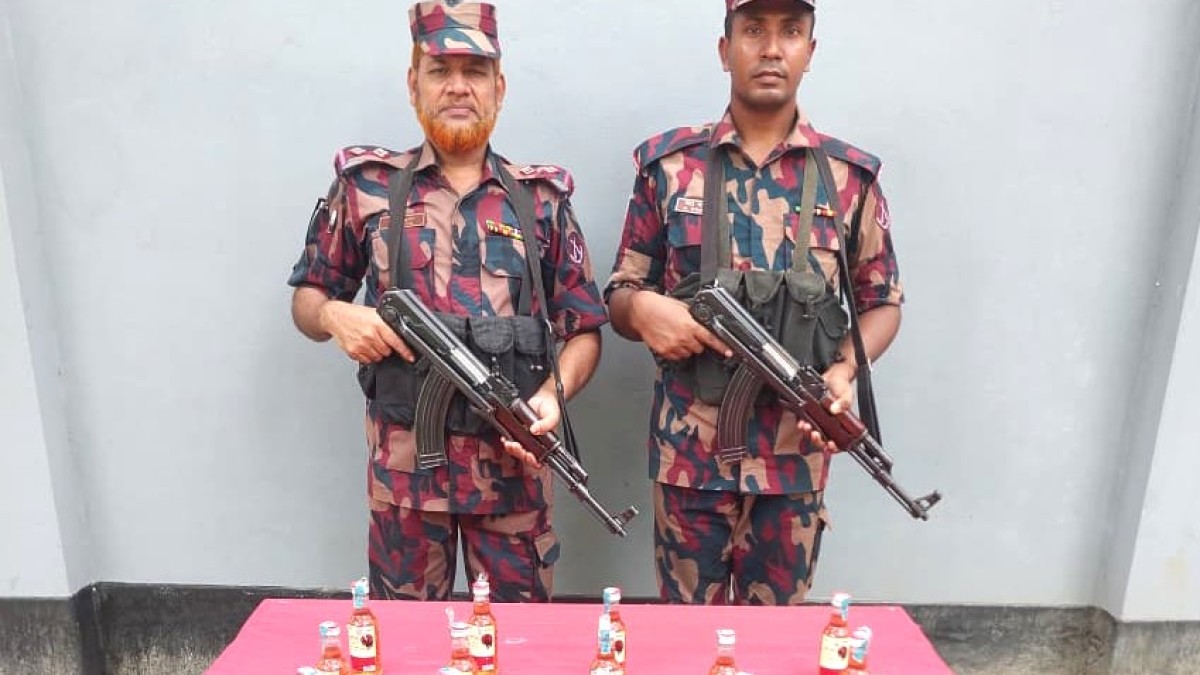 ৪২ বিজিবি ০২ টি বিশেষ অভিযানে ঠাকুরগাঁও জেলার হরিপুর সীমান্তে ভারতীয় মদ উদ্ধার।