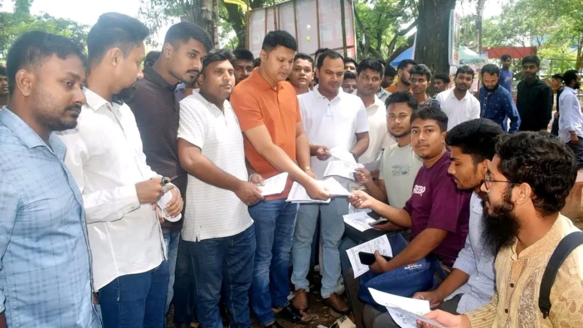 ডেঙ্গুর বিরুদ্ধে জনসচেতনতা গড়তে আজিজুল হক কলেজ ছাত্রদলের লিফলেট বিতরণ