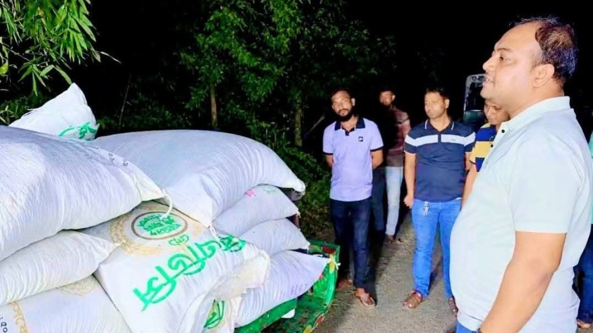 বকশীগঞ্জে গভীর রাতে ২৩ বস্তা সার জব্দ করেছে প্রশাসন