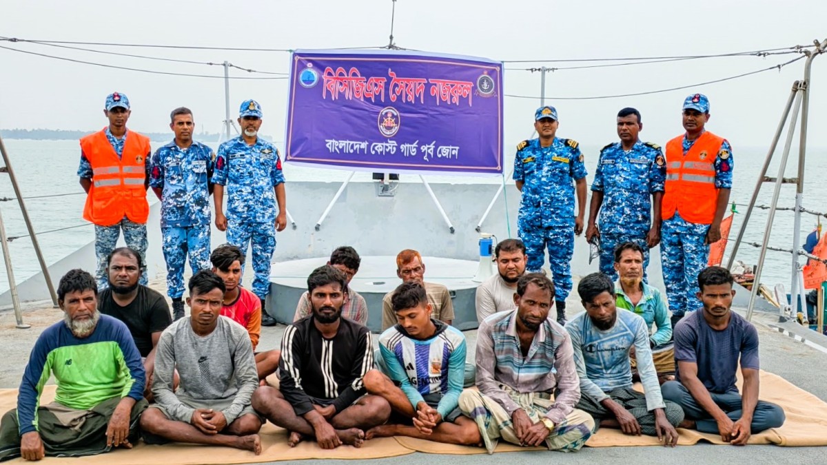 সেন্টমার্টিনের দক্ষিণে গভীর সমুদ্রে ১৩ জেলেসহ ফিশিং বোট উদ্ধার