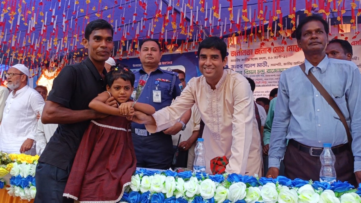 ফুলটি শিশুকে উপহার দিয়ে সম্প্রীতির বার্তা দিলেন বিএনপি নেতা লাবু চৌধুরী