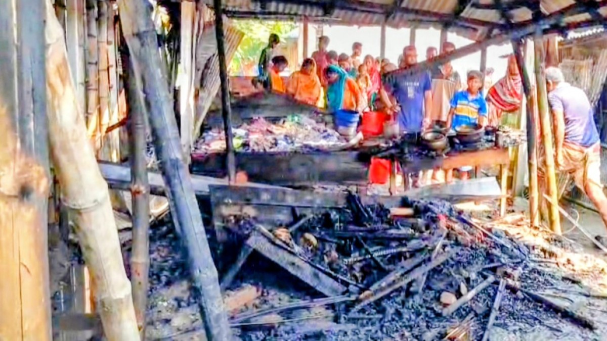 রংপুর আগুনের লেলিহান শিখায় ছাই দুই পরিবারের শেষ সম্বল