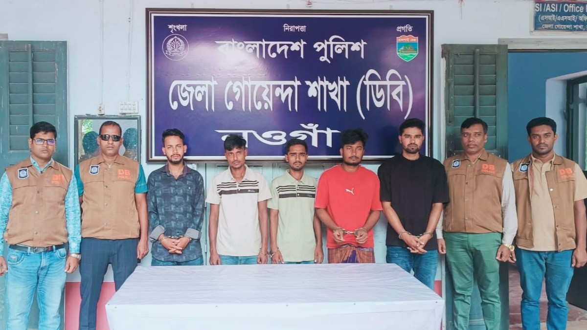 রাণীনগরে ৩৪ লাখ টাকা ছিনতাইয়ের ছক, ব্যাংককর্মীসহ গ্রেপ্তার ৬