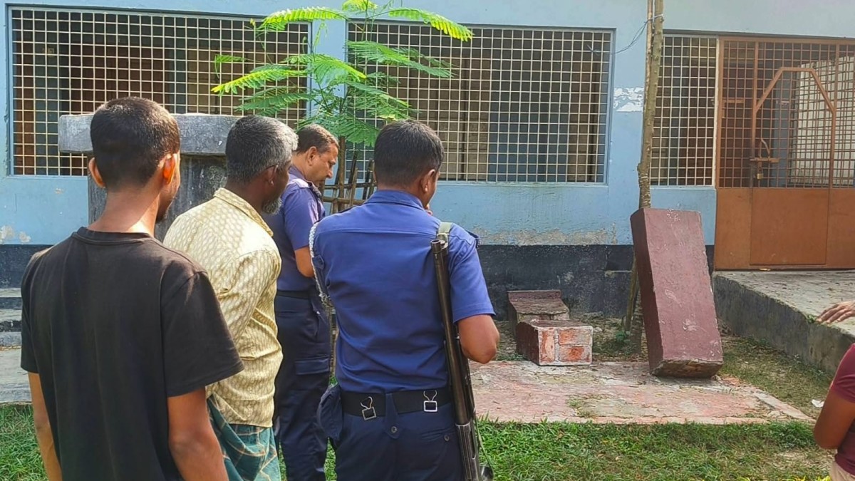 নওগাঁয় রাতের আঁধারে শহীদ মিনার ভাঙচুর, তদন্তে পুলিশ