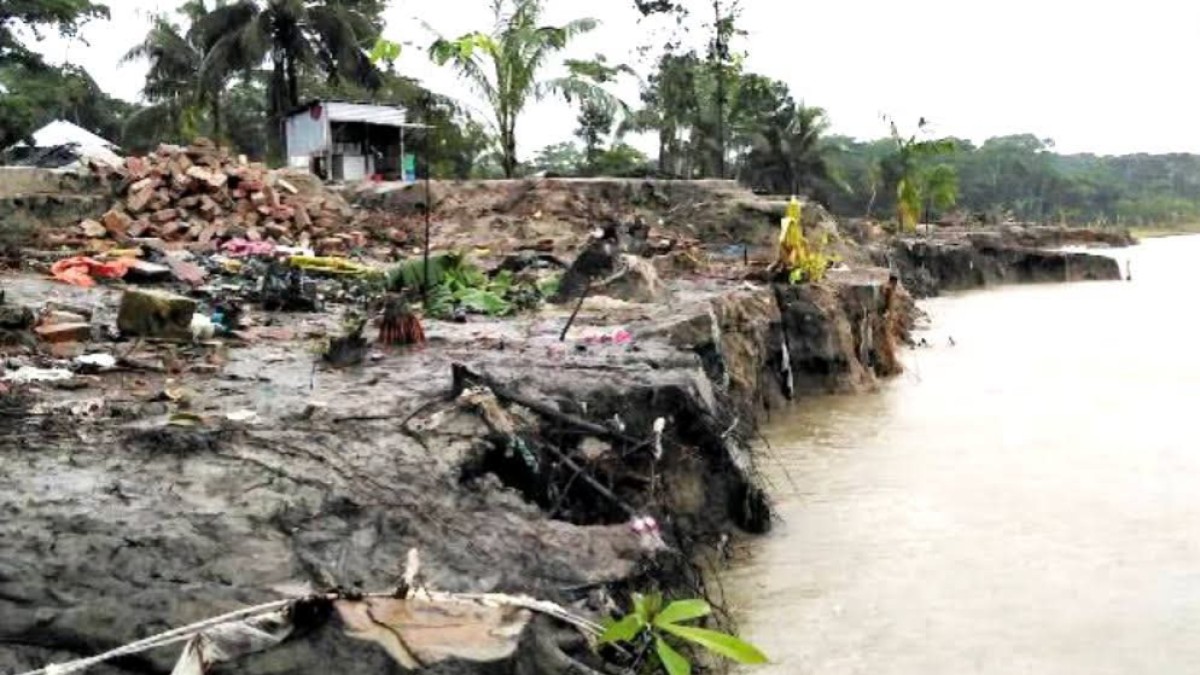 মেহেন্দিগঞ্জে নদীভাঙনের করাল গ্রাস-ঘরবাড়ি হারিয়ে নিঃস্ব, দিশেহারা হাজারো পরিবার।