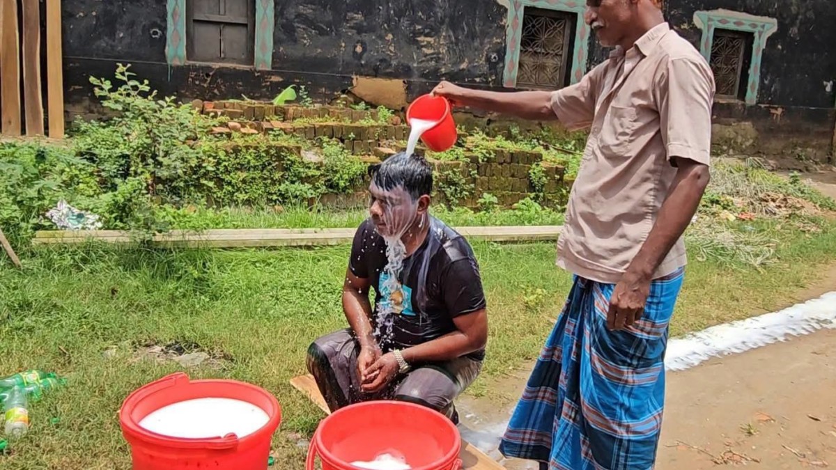 শ্রীপুরে দুধ দিয়ে গোসল করে রাজনীতি ছাড়লেন যুবদলের নেতা 