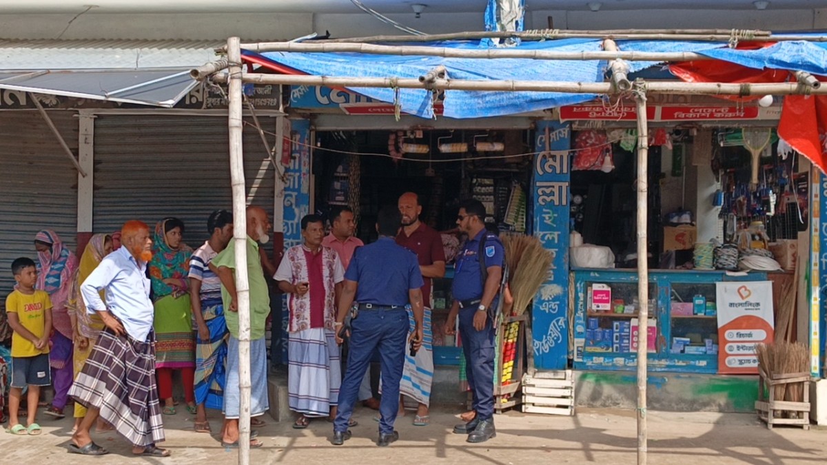 নরসিংদীতে দোকান দখলের চেষ্টা, এক কোটি টাকা চাঁদা দাবি ও প্রাণনাশের হুমকির অভিযোগ।
