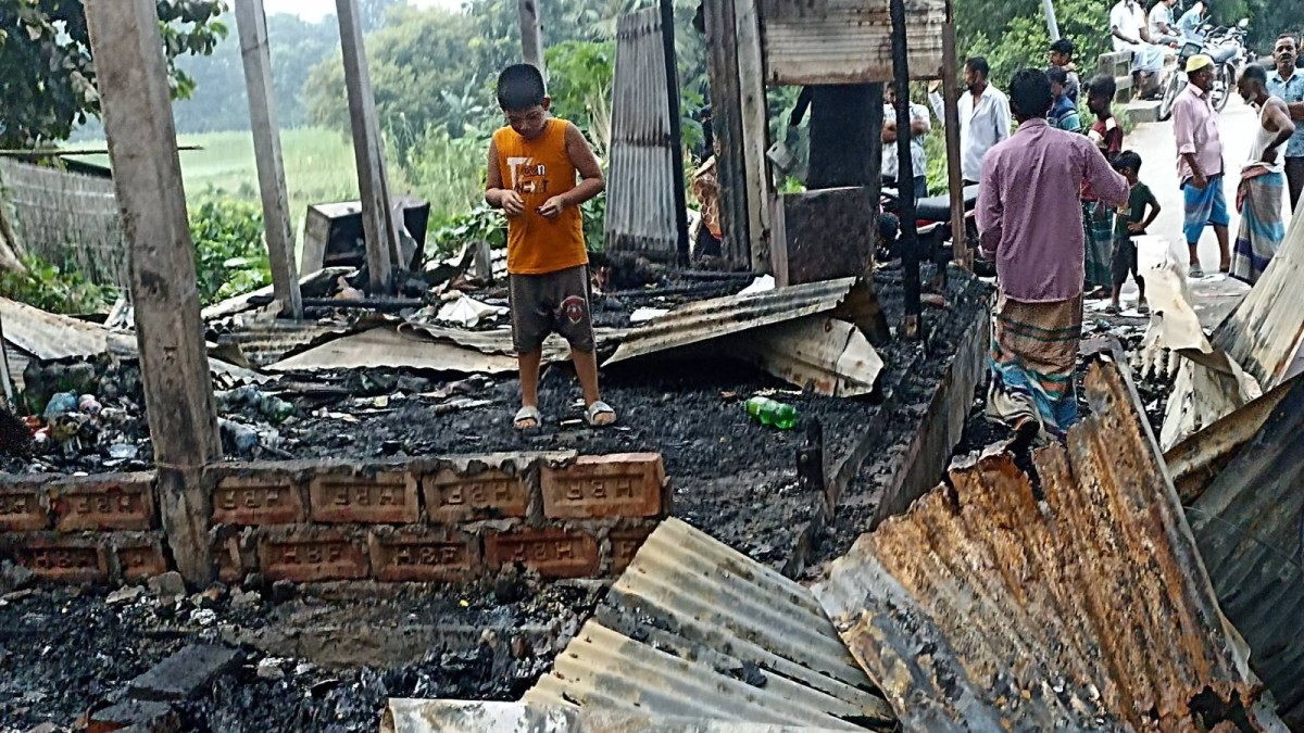 সদরপুরের চর বিষ্ণুপুর ছিরামদী বাজারে অগ্নিকাণ্ডে ৪ দোকান পুড়ে ছাই, ক্ষতিগ্রস্তদের পাশে থাকার আশ্বাস বিএনপি নেতাদের